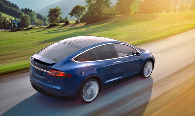 Tesla chce niemalże podwoić sprzedaż swoich aut