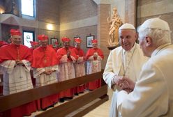 Benedykt XVI pokazał się mediom. Papieża emeryta podtrzymuje jego sekretarz