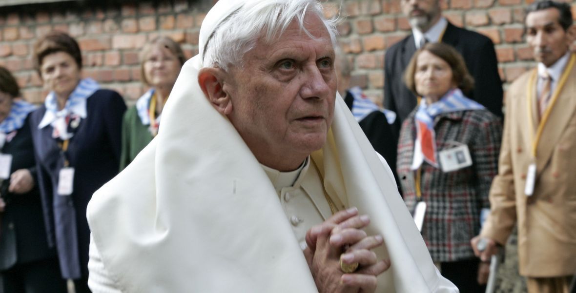 Papież Benedykt XVI podczas pielgrzymki do Polski modli się w hitlerowskim obozie zagłady Auschwitz. 28 maja 2006 roku 