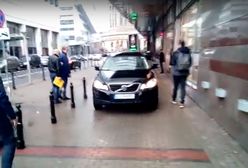 Kierowca SUV-a zastawił chodnik, a późnej po nim jeździł. Policja na szczęście przyjechała na czas
