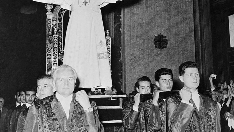 Niesiony na lektyce Pius XII pozdrawia wiernych