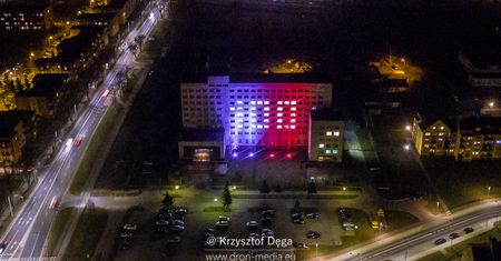 Pilska komenda policji w niecodziennej iluminacji