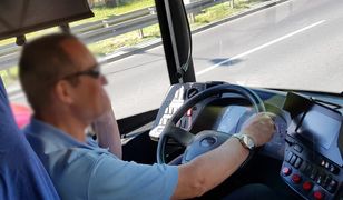 Kierowca autobusu rozmawiał przez telefon. "Nie akceptujemy takiego zachowania"