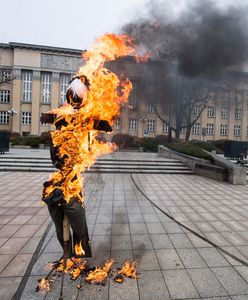 Zwolennicy Piotra Rybaka skandowali podczas apelacji ws. spalenia kukły Żyda. "Żądamy wejścia na salę"