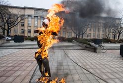 Wyrok za spalenie kukły Żyda dla Piotra R. został obniżony. "Gorszy sort"