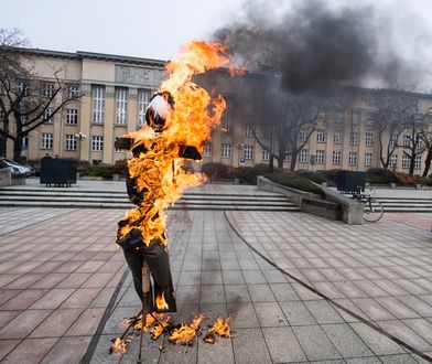 Zwolennicy Piotra Rybaka skandowali podczas apelacji ws. spalenia kukły Żyda. "Żądamy wejścia na salę"