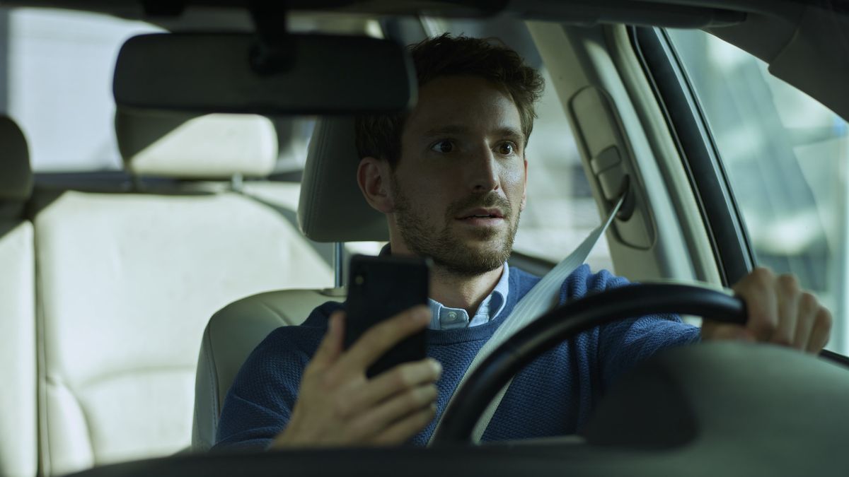 Za rozmowę przez telefon w trakcie jazdy grozi 200 zł mandatu i pięć punktów karnych.