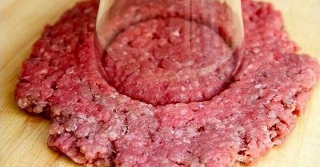 Umieścił szklankę na surowym mięsie mielonym. Chwilę później stworzył z niego hamburgera marzeń!