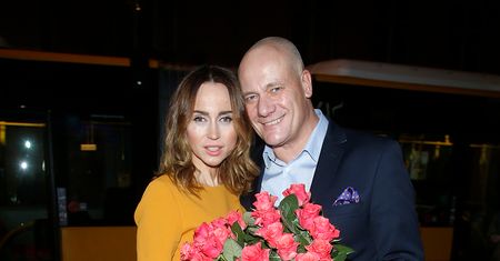 Piotr Zelt z partnerką na salonach