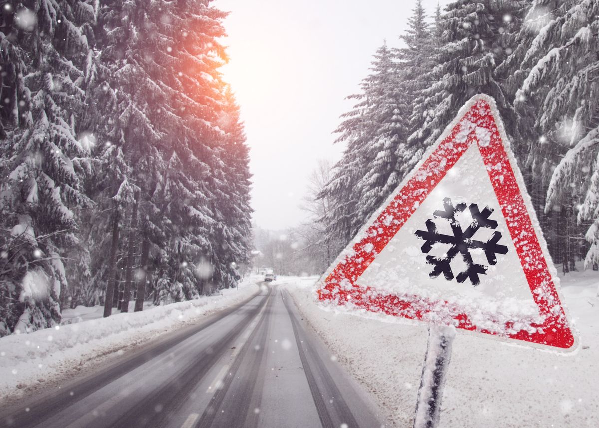 Śnieg a przepisy drogowe. Niebezpieczeństwa i korzyści z zasłoniętych znaków