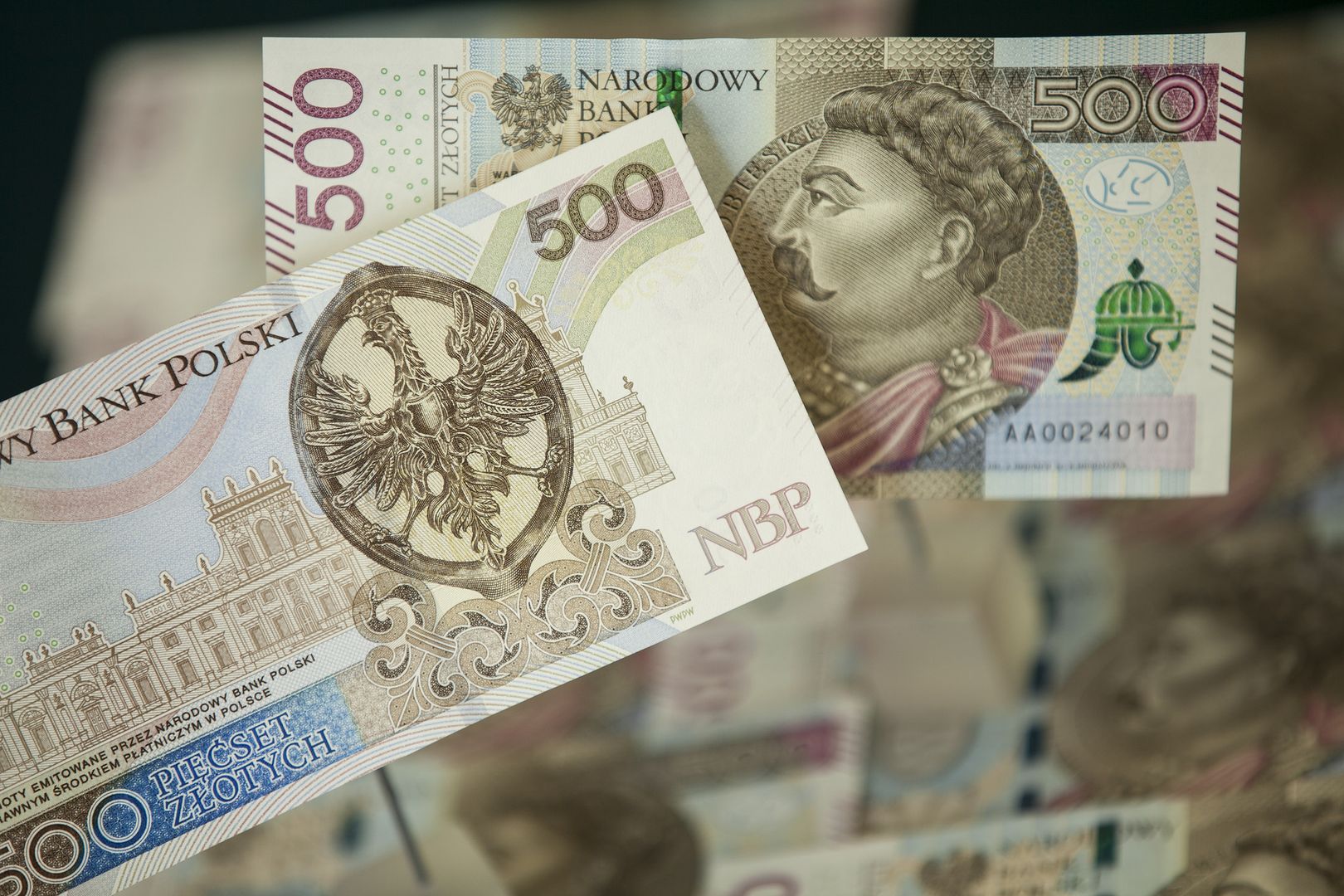 Tyle są warte banknoty w obiegu