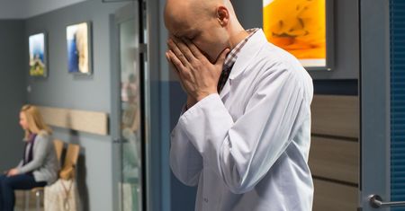 "Na dobre i na złe" odc. 670: chwile grozy doktora Konicy. Synowie lekarza ucierpią w wypadku