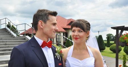 "Z dumą donosimy, że nasza rolnicza rodzina znowu się powiększyła". Uczestnicy "Rolnik szuka żony" zostali rodzicami