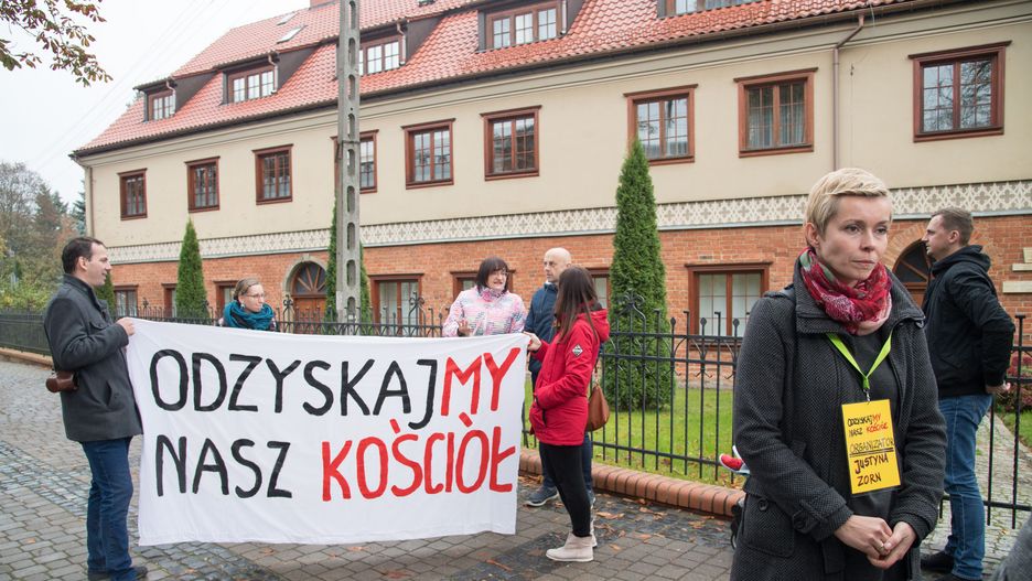 Justyna Zorn, pierwsza z prawej, pod Kurią w Gdańsku