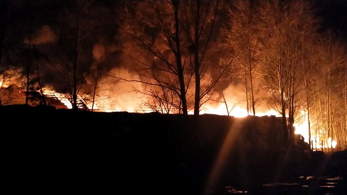 Piętnaście zastępów straży walczy z pożarem w Żorach. Kłęby czarnego dymu nad miastem