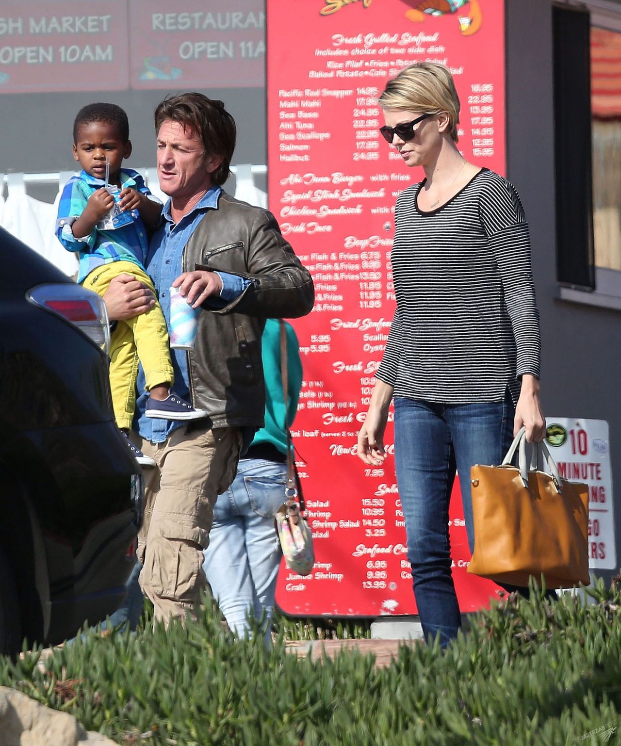 Sean Penn, Charlize Theron, Jackson Theron fot. ONS

** EXCLUSIVE PICTURES**

***STRICTLY NO ONLINE USAGE UNTIL 31 JAN 2014***

NEW HOLLYWOOD COUPLE SEAN PENN AND CHARLIZE THERON MAKE THEIR RELATIONSHIP PUBLIC AS THEY ARE SEEN TAKING CHARLIZE'S SON JACKSON TO LUNCH AT MALIBU SEAFOOD!


BYLINE MUST READ : XPOSUREPHOTOS.COM

***UK CLIENTS - PICTURES CONTAINING CHILDREN PLEASE PIXELATE FACE PRIOR TO PUBLICATION ***

**UK CLIENTS MUST CALL PRIOR TO TV OR ONLINE USAGE PLEASE TELEPHONE  44 208 370 0291**