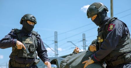 Agresywny 30-latek zatrzymany z narkotykami na stacji towarowej w Gdańsku