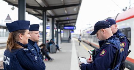 Wpadła z narkotykami, bo… paliła papierosy w miejscu objętym zakazem