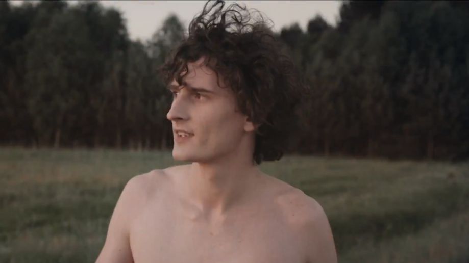 Dawid Podsiadło bez koszulki