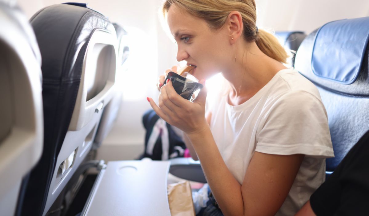 Trzy rzeczy, które warto jeść w samolocie. Tak członkowie załogi unikają jet lagu