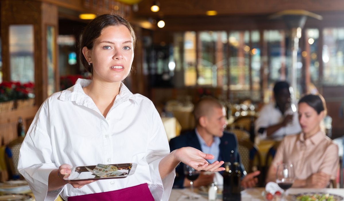 Kelnerka rzuciła pracę, gdy odkryła, co robi jej szef. Nikt się jej nie dziwi