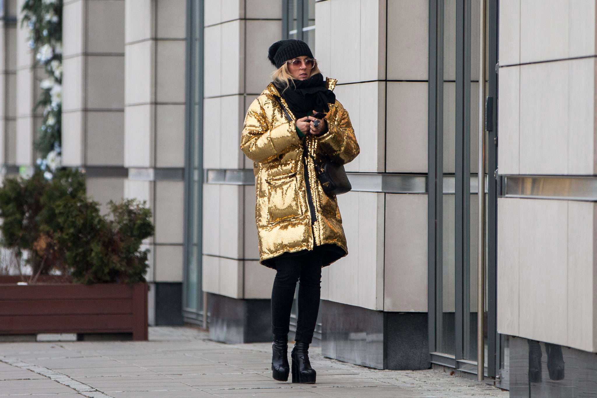 Karolina Szostak w złotej kurtce na mieście