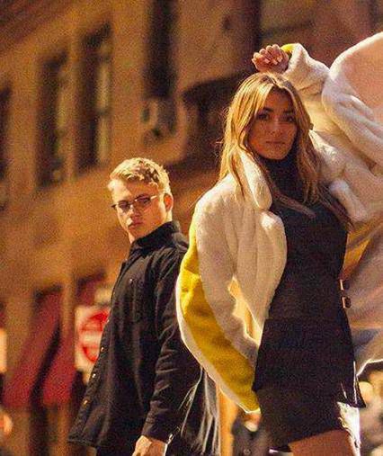 Mężczyzna wpatrujący się w Marcelinę Zawadzką