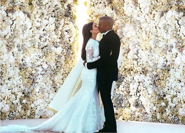 Kanye West i Kim Kardashian sporo majstrowali przy tym ślubnym zdjęciu