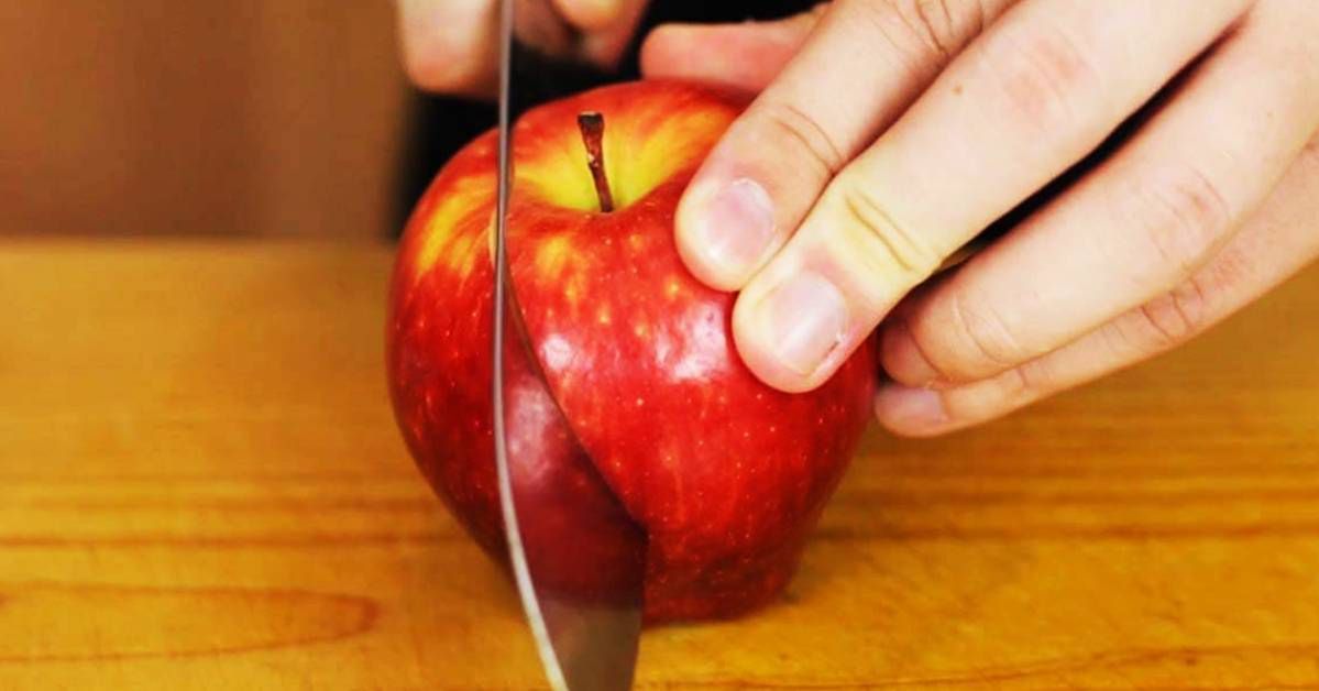 Jak prawidłowo jeść jabłka? Okazuje się, że wielu z nas robi to źle