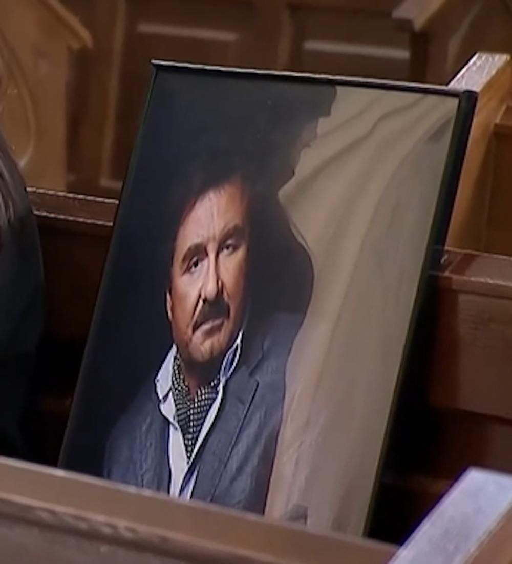 Pogrzeb Krzysztofa Krawczyka. Córki zabrały ze sobą zdjęcie artysty