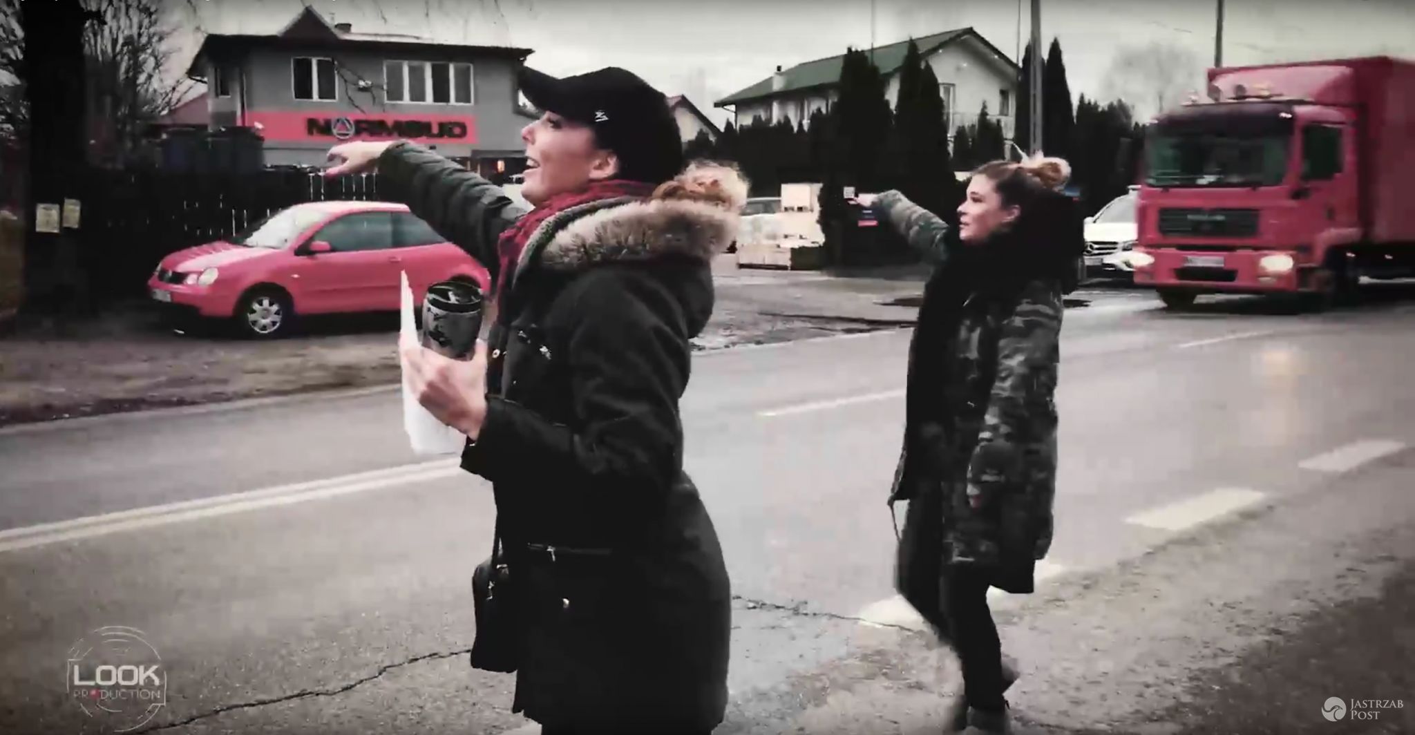 Agnieszka Włodarczyk i Maria Konarowska podróżowały autostopem po Warszawie