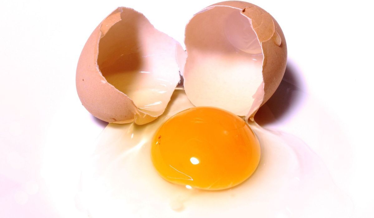 Jedzenie jajek w surowej formie nie jest dobrym pomysłem/źródło: emirkrasnic, pixabay