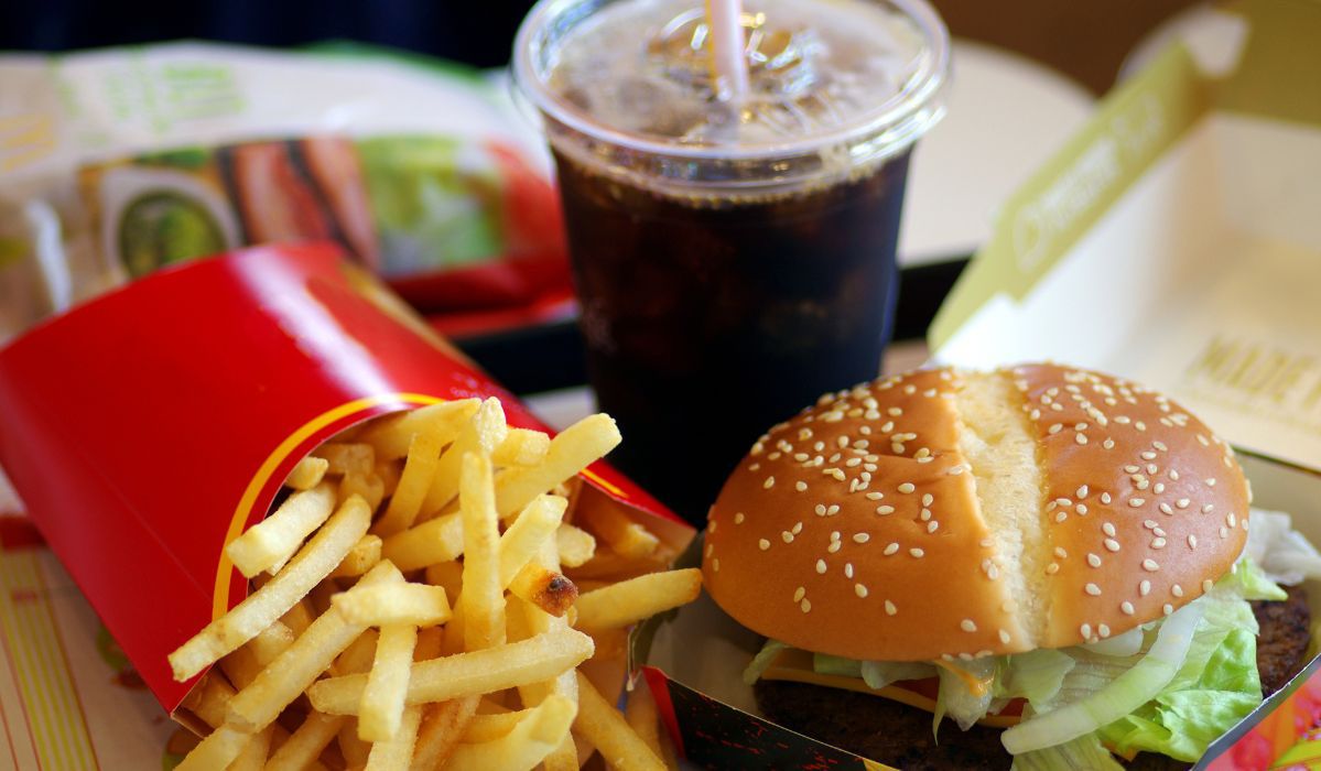 Przez 100 dni jadł wyłącznie w McDonald's. Dietetyczka wyjaśnia, dlaczego schudł - Pyszności; Fot. Adobe Stock