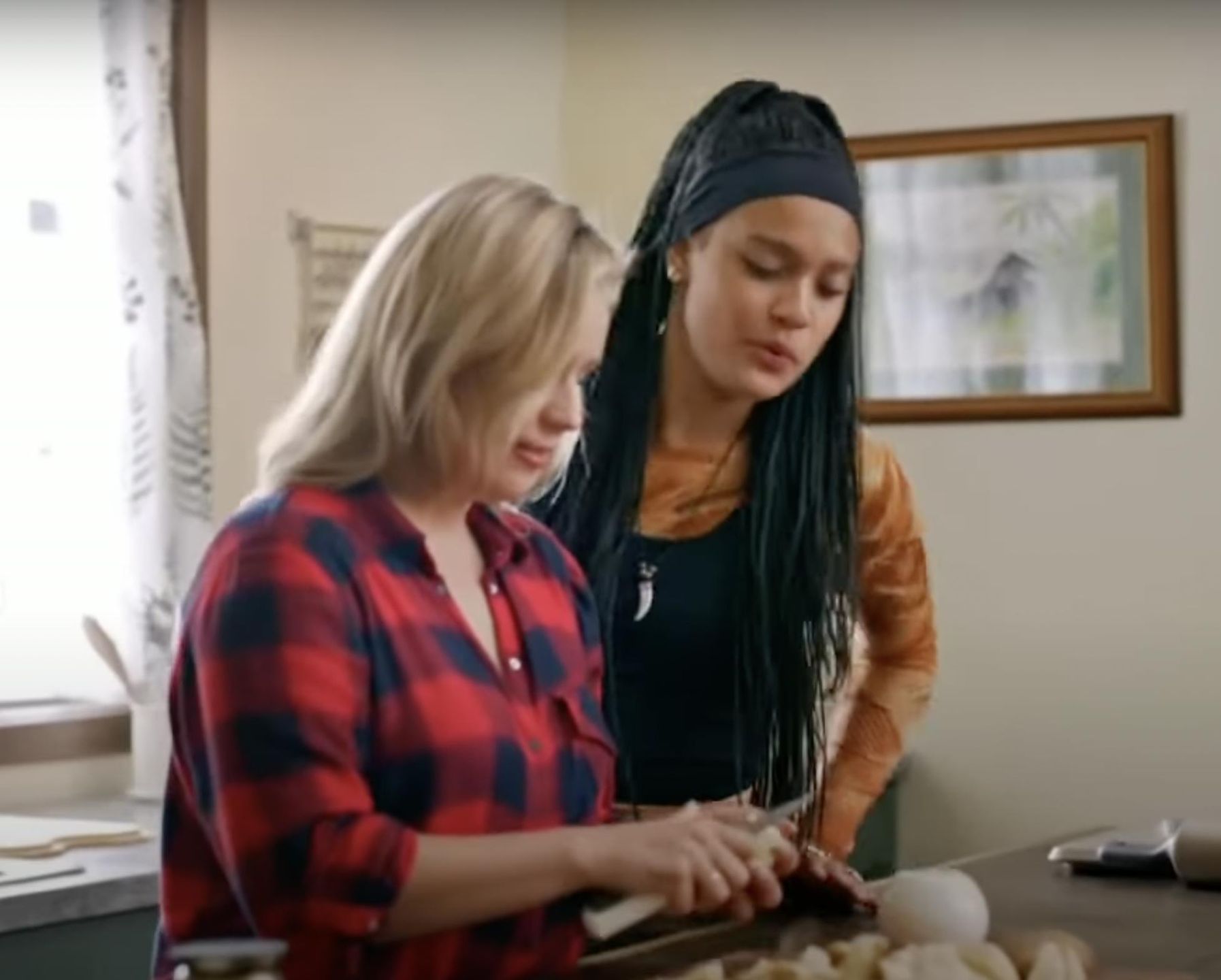 Sara James z mamą Arletą Dancewicz lepią pierogi w amerykańskiej telewizji