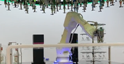 Dobra „staromodna” sztuczna inteligencja? Robot barman Cecilia miesza koktajle na zachwyt swoich klientów
