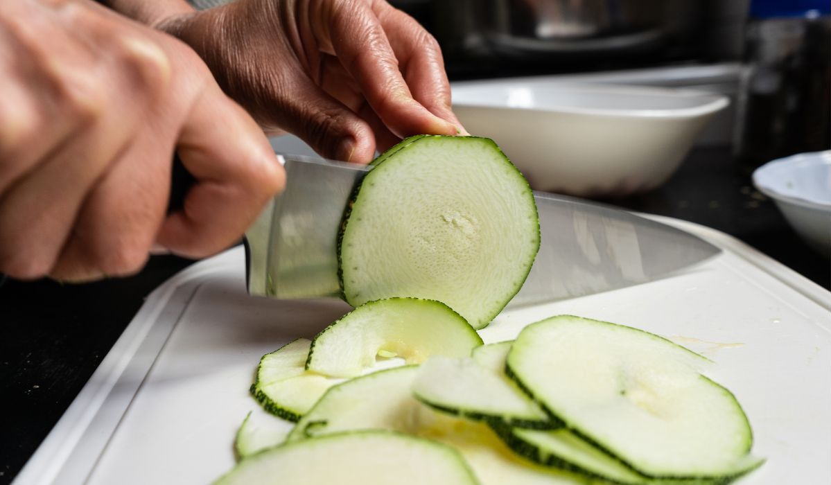 Smakuje lepiej niż klasyczna mizeria. Weź cukinię i zrób surówkę ze starego niemieckiego przepisu