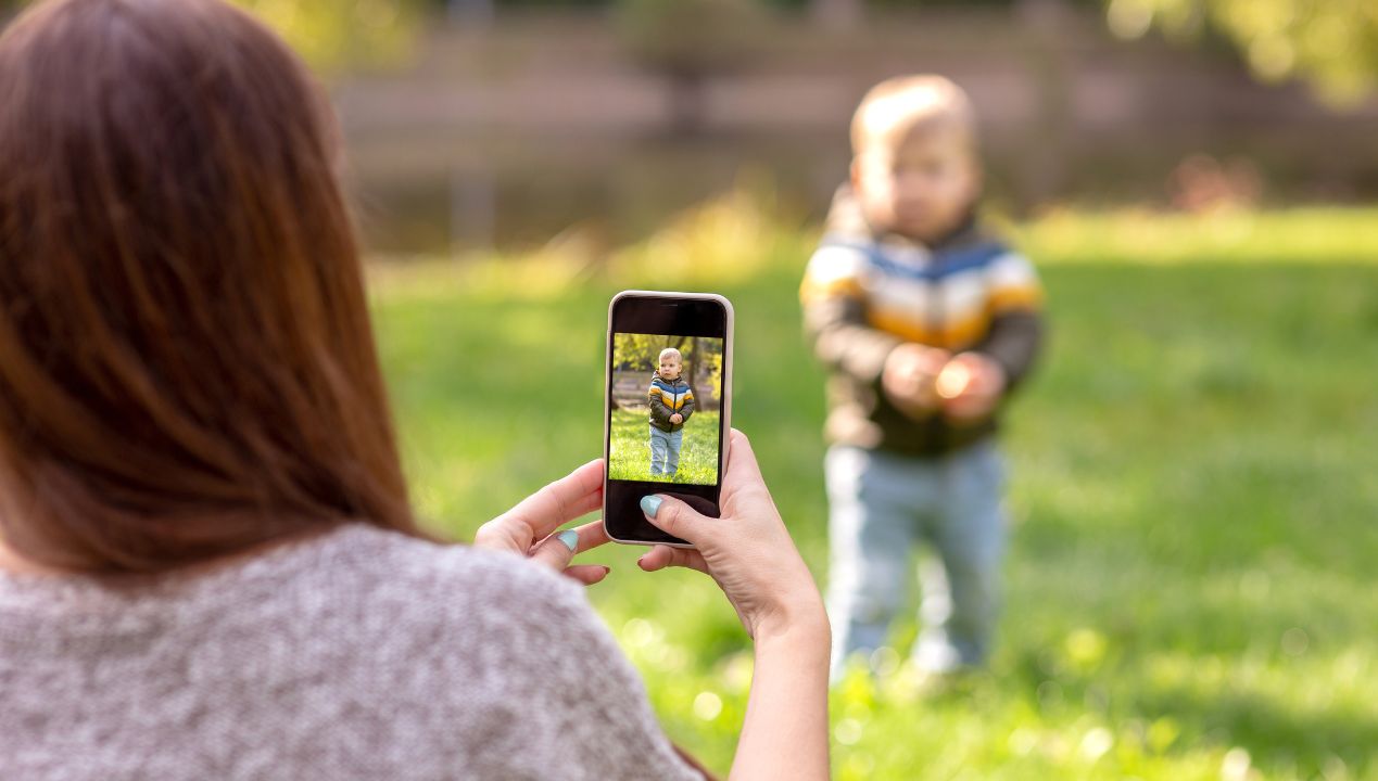 Niewinne zdjęcie dziecka w internecie może wywołać traumę na całe życie