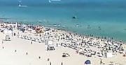Helikopter rozbija się o ocean w zatłoczonym Miami Beach, dwóch rannych dwóch rannych