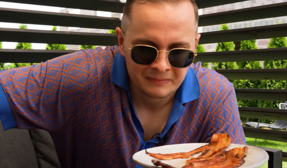 Błaszczyk ocenia dania na grilla z Biedronki - Pyszności; Fot. YouTube: Sprawdzam Jak (screenshot)