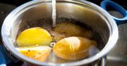 Pół kilograma ziemniaków ugotujesz w dziesięć minut. Tajny trik jest prostszy, niż myślisz