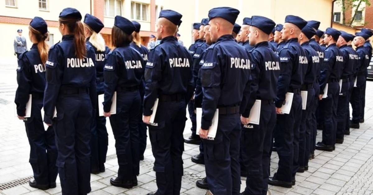 Dlaczego policjanci noszą niebieskie ubrania? Powodów jest więcej niż myślisz