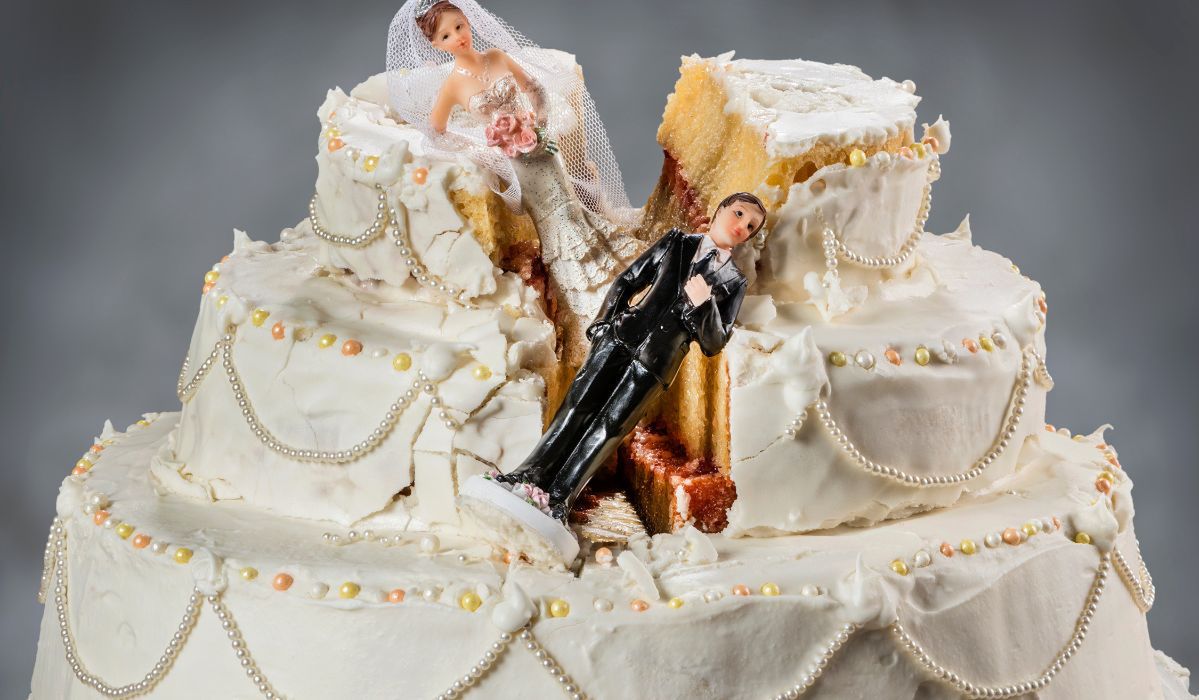 Tort weselny miał uświetnić przyjęcie, a spowodował niemały bałagan - Pyszności; Fot. Adobe Stock