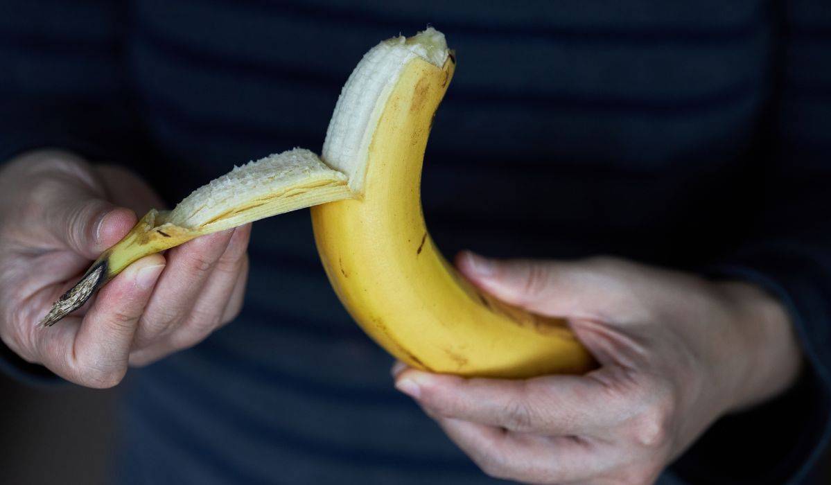 Banan pod skórką ma pełno białych nitek. Czy są szkodliwe dla zdrowia? - Pyszności; Fot. Adobe Stock