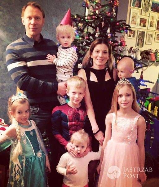 Izabella Łukomska-Pyżalska z mężem i sześciorgiem dzieci