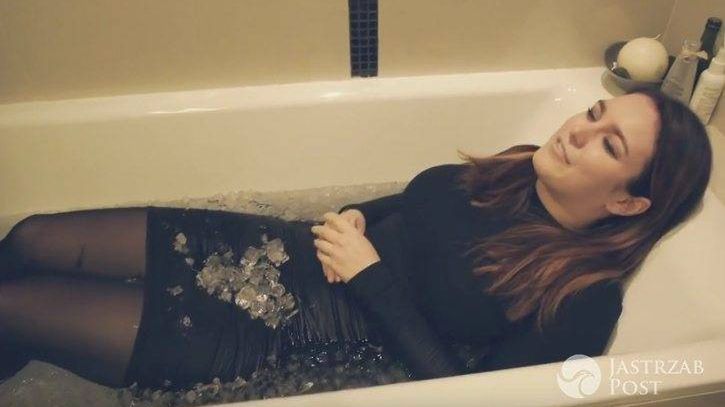 Ewa Farna w wannie śpiewa Hello