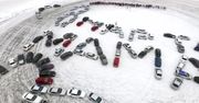 “Wszystkiego najlepszego z okazji dnia kobiet, mamo!”. Wyjątkowe życzenia napisane… samochodami