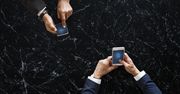 Nowozelandzki minister transportu rozmawiał przez telefon komórkowy w samolocie