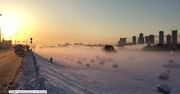 Postapokaliptyczny widok nad zamarzniętą rzekę w Japonii. Największe mrozy od lat zapewniają rozrywkę dzieciom