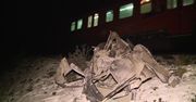 Wpadła w poślizg, utknęła na torowisku i uciekła. Pociąg przepołowił pustą osobówkę