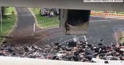 Wypadek tira przewożącego kurczaki na przedmieściach Melbourne. Pojazd zawisł na wiadukcie